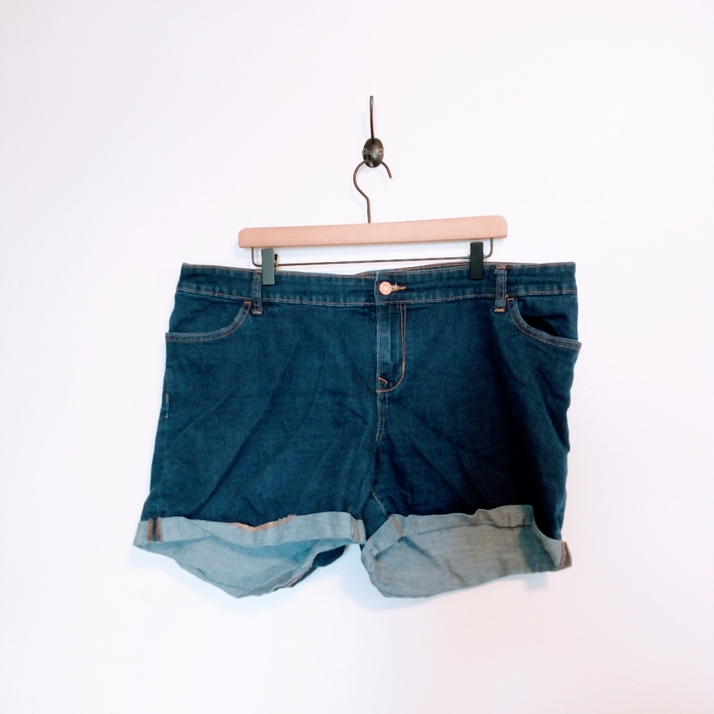 Old Navy dark stretch denim shorts with rolled hem size 20 extra regular